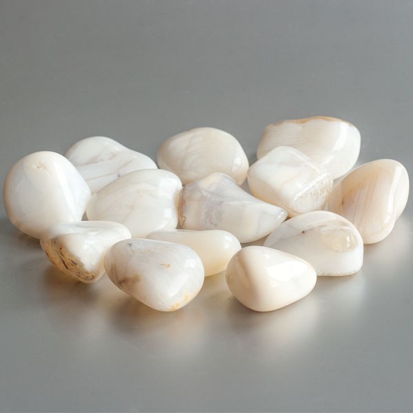 Witte Opaal (melkopaal) knuffelsteen (10-15 gram)