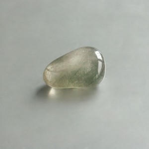Bergkristal met Chloriet knuffelsteen 02