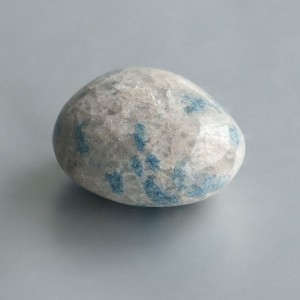 Ioliet in kwarts ("Blue Spot crystal") handsteen 07