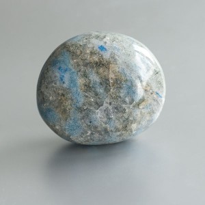 Ioliet in kwarts ("Blue Spot crystal") handsteen 09