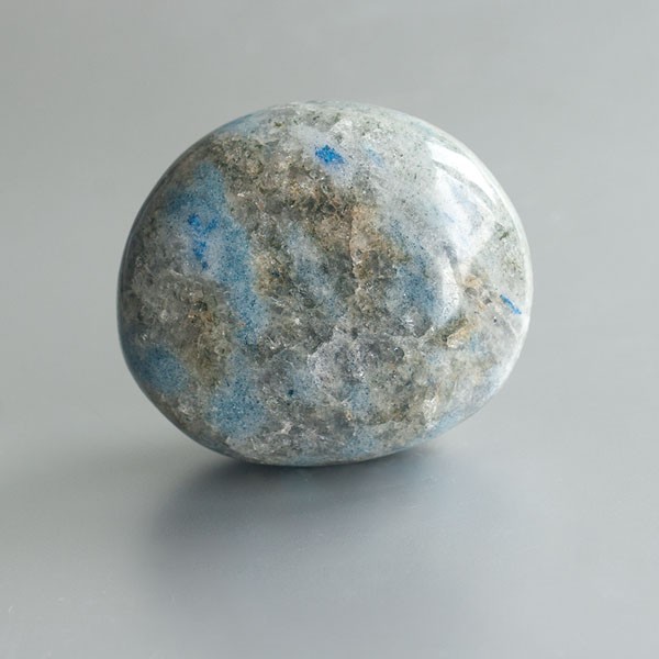 Ioliet in kwarts ("Blue Spot crystal") handsteen 09
