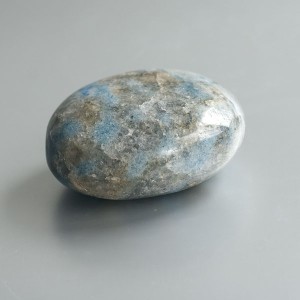 Ioliet in kwarts ("Blue Spot crystal") handsteen 09