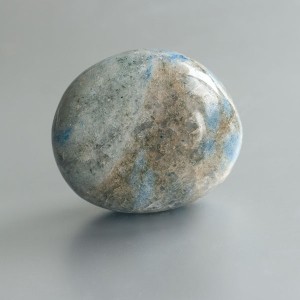 Ioliet in kwarts ("Blue Spot crystal") handsteen 09