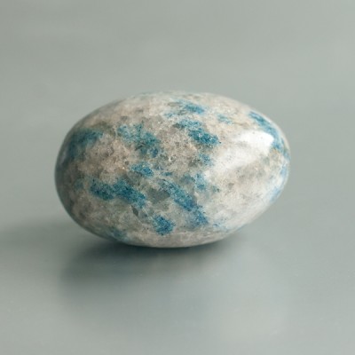 Ioliet in kwarts ("Blue Spot crystal") handsteen 10