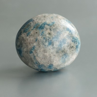Ioliet in kwarts ("Blue Spot crystal") handsteen 10