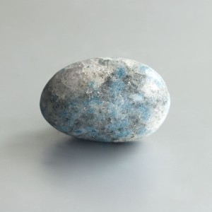 Ioliet in kwarts ("Blue Spot crystal") handsteen 11