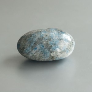 Ioliet in kwarts ("Blue Spot crystal") handsteen 11