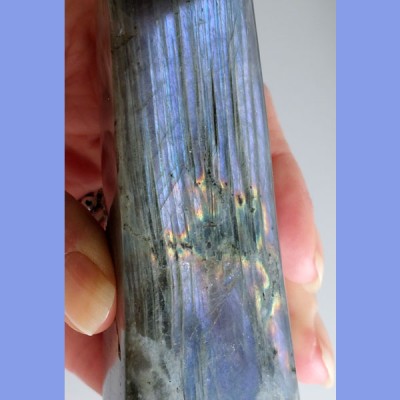 Paarse Labradoriet sculptuur gepolijst 03 achterkant detail