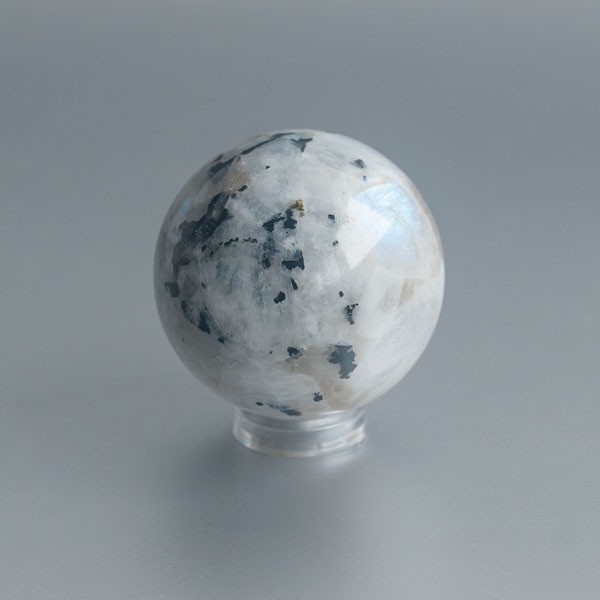 Regenboog Maansteen met zwarte Toermalijn bol (54 mm) 01