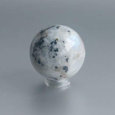 Regenboog Maansteen met zwarte Toermalijn bol (54 mm) 01