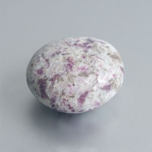 Roze en zwarte toermalijn in kwarts handsteen 15