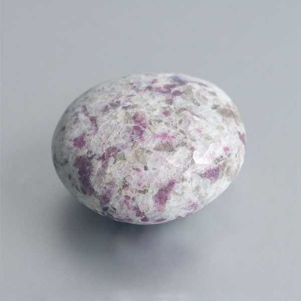 Roze en zwarte toermalijn in kwarts handsteen 15