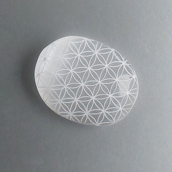 Witte Seleniet handsteen Flower of Life 01