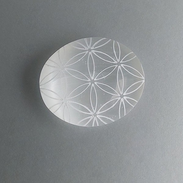 Witte Seleniet handsteen Flower of Life 02