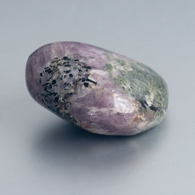 Paarse Anhydriet met groene Epidoot handsteen 01 foto 3