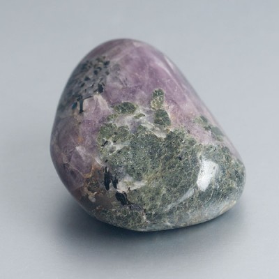 Paarse Anhydriet met groene Epidoot handsteen 01 foto 4