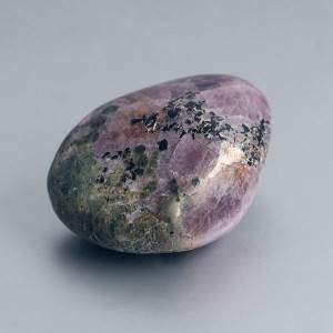 Paarse Anhydriet met groene Epidoot handsteen 01