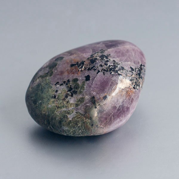 Paarse Anhydriet met groene Epidoot handsteen 01