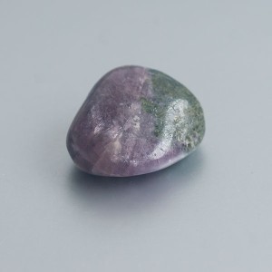 Paarse Anhydriet met groene Epidoot knuffelsteen 02