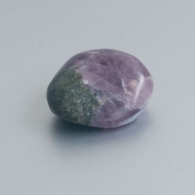 Paarse Anhydriet met groene Epidoot knuffelsteen 02 foto 2