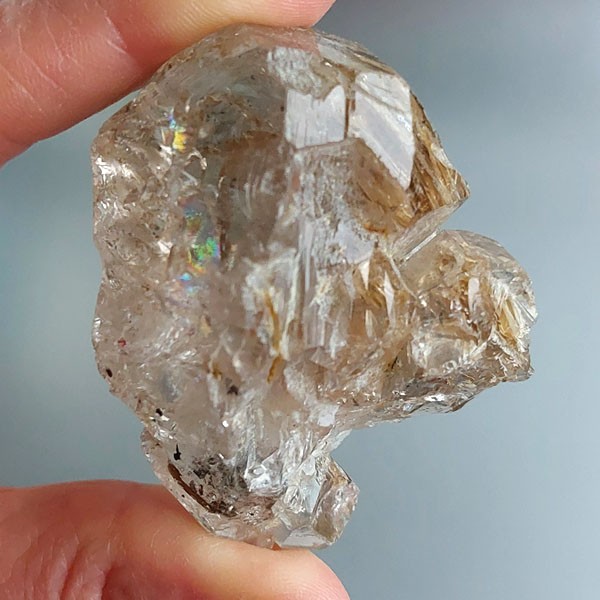 Elestial kristal (vensterkwarts) 02 regenboogjes