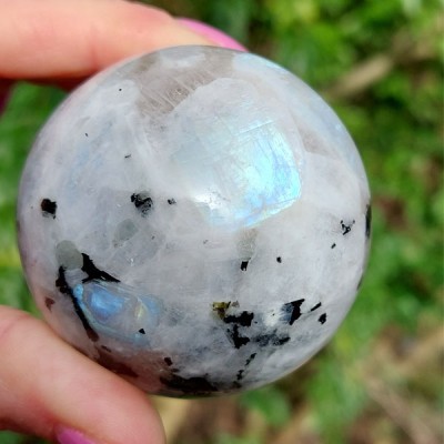 Regenboog Maansteen met zwarte Toermalijn bol (54 mm) 01
