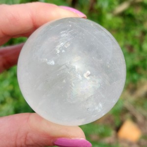 Witte Calciet edelsteen bol 04 (52 mm) regenbooglicht