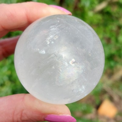 Witte Calciet edelsteen bol 04 (52 mm) regenbooglicht