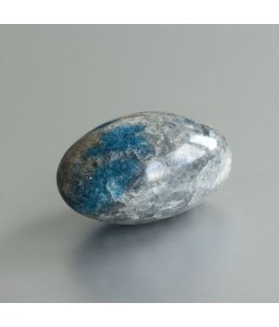 Ioliet in kwarts ("Blue Spot crystal") handsteen 03